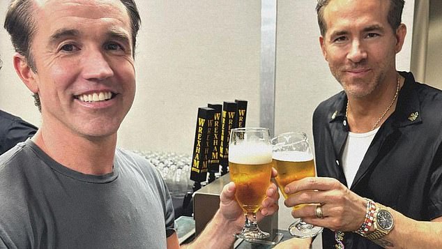 Ryan Reynolds dan Rob McElhenney sekarang menjadi salah satu pemilik Wrexham Lager, bersama keluarga Roberts