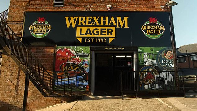 Tempat pembuatan bir ini juga dilengkapi dengan toko Wrexham Lager, tempat Pilsner Phillips juga dijual