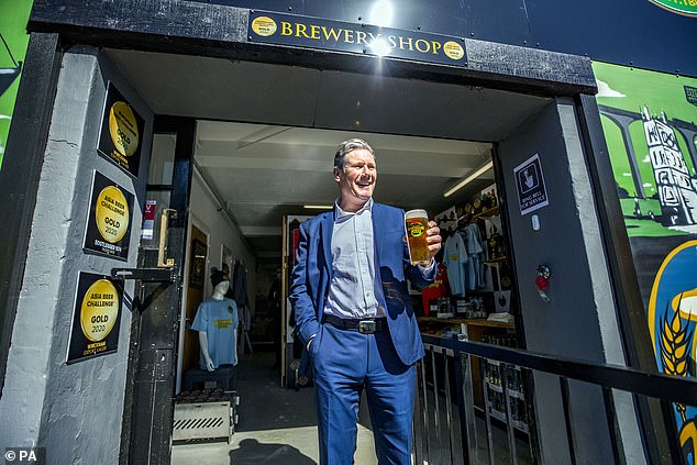 Keir Starmer mengunjungi Wrexham Lager pada April 2021 sebagai bagian dari kampanye pemilu Welsh Senedd