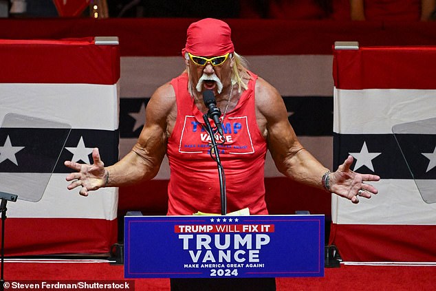 Contohnya, rapat umum yang besar dan riuh di Madison Square Garden akhir pekan lalu, saat Trump memamerkan Hulk Hogan (yang merupakan gaya retro nakal di RNC pada bulan Juli, tetapi pada akhir Oktober terlihat sedikit aneh).