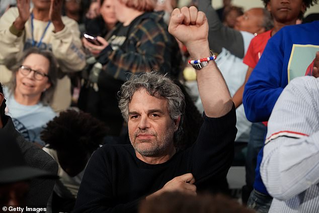 Mark Ruffalo, yang berperan sebagai Hulk di 'Avengers', merayakan saat calon presiden dari Partai Demokrat Wakil Presiden AS Kamala Harris berbicara kepada para pendukungnya di Alan Horwitz 'Sixth Man' Center pada 27 Oktober 2024 di Philadelphia, Pennsylvania