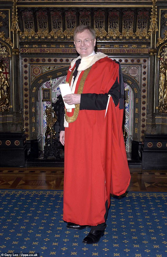 Lord Leitch dari Oakley saat diperkenalkan ke House of Lords pada tahun 2004