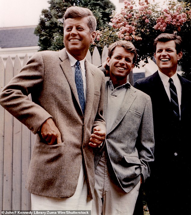 John, Robert dan Teddy Kennedy. Kennedy kemudian bercanda bahwa anak-anak itu 'selalu lolos'