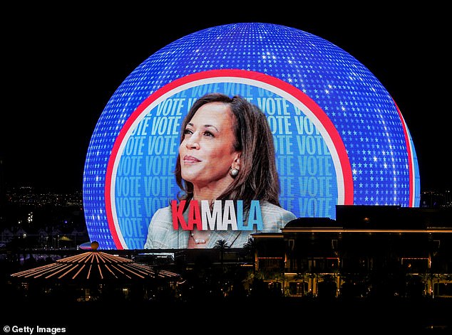 Team Harris mengantongi lebih dari satu miliar dolar dari kelompok liberal mapan dan menginvestasikannya dalam iklan politik yang sangat mahal ($450.000 per hari di wilayah Las Vegas, dalam gambar), daripada mendorong kandidat mereka untuk bertemu dengan orang-orang yang berarti.