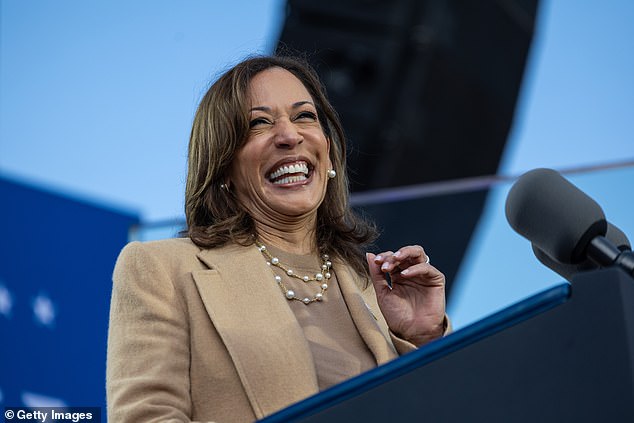 Harris terlihat di sini berbicara pada rapat umum di Atlanta Civic Center pada hari Sabtu di Atlanta, Georgia