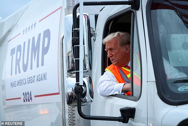 Donald Trump memanfaatkan kesalahan 'sampah' Biden dengan berkampanye di Wisconsin menggunakan truk sampah di tengah kemarahan atas komentar presiden tersebut.