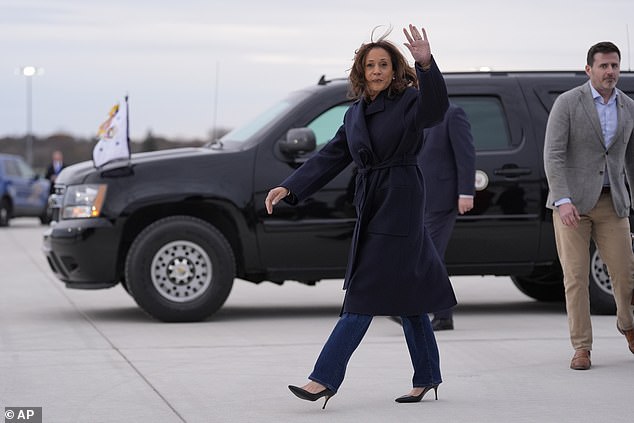 Wakil Presiden Kamala Harris melakukan perjalanan melalui negara bagian Michigan pada hari Minggu