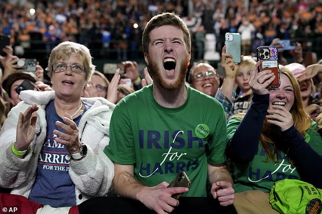 Reaksi para pendukung ketika calon wakil presiden dari Partai Demokrat Kamala Harris berbicara selama kampanye di Jenison Field House