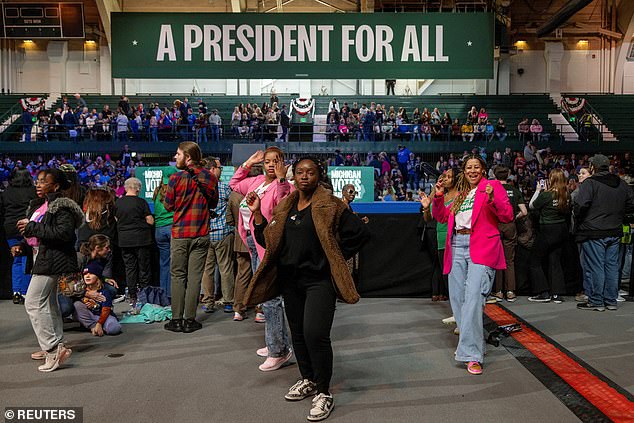 Harris mengumpulkan mahasiswa dari Michigan State University, beberapa hari setelah mengumpulkan mahasiswa dari Universitas Michigan. Mereka berkerumun di Jenison Field House, tempat Magic Johnson pernah memberi makan pasukan Sparta