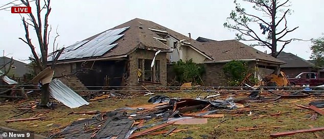 Rumah ini terletak di dekat SE 89th dan Sooner Rd, tempat lima dari enam orang yang dilaporkan mengalami cedera