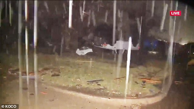 Video rumahan menunjukkan hujan lebat yang melanda Oklahoma saat terjadi tornado dan badai pada Minggu pagi