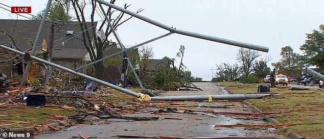 Sebuah kabel listrik besar putus saat terjadi badai, jatuh ke atap sebuah rumah