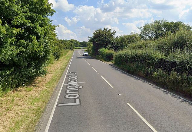 Alan sedang memungut sampah bersama sekelompok temannya di sepanjang Longwood Lane dan Hayhead Wood di Walsall pada tanggal 6 September - foto adalah GV dari jalan raya