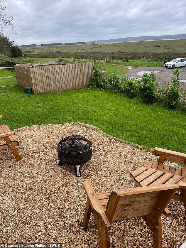 Pondok-pondok ini menghadap ke Wales Coast Path dan Loughor Estuary. Foto: Pemandangan dari chalet menghadap ladang dan muara