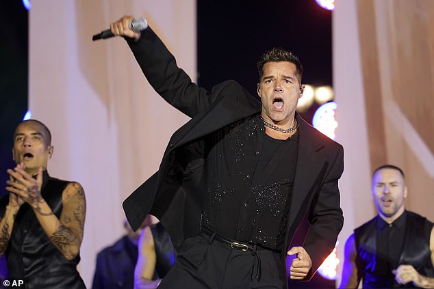 Ricky Martin menggoyangkan pinggulnya saat pertunjukan Senin malam di Philadelphia sebagai bagian dari rapat umum terakhir Wakil Presiden Kamala Harris sebelum Hari Pemilihan. Martin adalah salah satu dari sedikit warga Puerto Rico terkemuka yang menjadi lebih aktif dalam kampanye Harris setelah rapat umum di Madison Square Garden