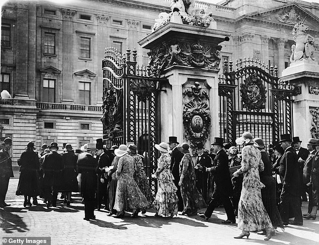 Para tamu melewati gerbang Istana Buckingham yang terkenal untuk pesta kebun pada tanggal 23 Juli 1931