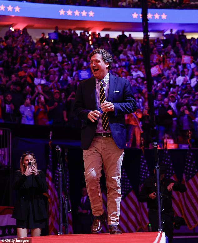 Carlson, yang difoto saat rapat umum Trump di Madison Square Garden pada 27 Oktober, melontarkan komentar liarnya lebih jauh lagi dengan menolak bukti ilmiah bahwa perubahan iklim disebabkan oleh badai dan sebaliknya menyatakan bahwa bencana alam “mungkin” disebabkan oleh “aborsi”.