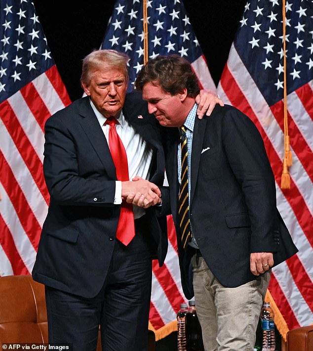 Carlson, seorang pendukung setia Donald Trump (foto bersama Carlson pada tanggal 31 Oktober) dan tahun lalu merupakan orang kepercayaannya, memuji orang-orang yang percaya bahwa aborsi adalah 'kebaikan afirmatif' sebagai 'kejahatan' dan menuduh mereka 'melakukan pengorbanan anak-anak'.