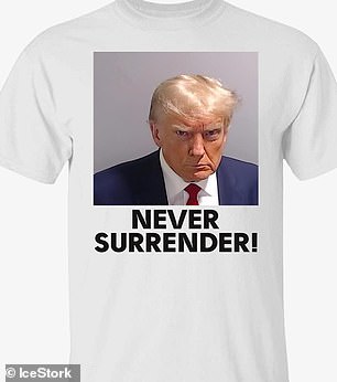 T-shirt tersebut menampilkan foto terkenal mantan Presiden Donald Trump dengan tulisan 'Never Surrender'