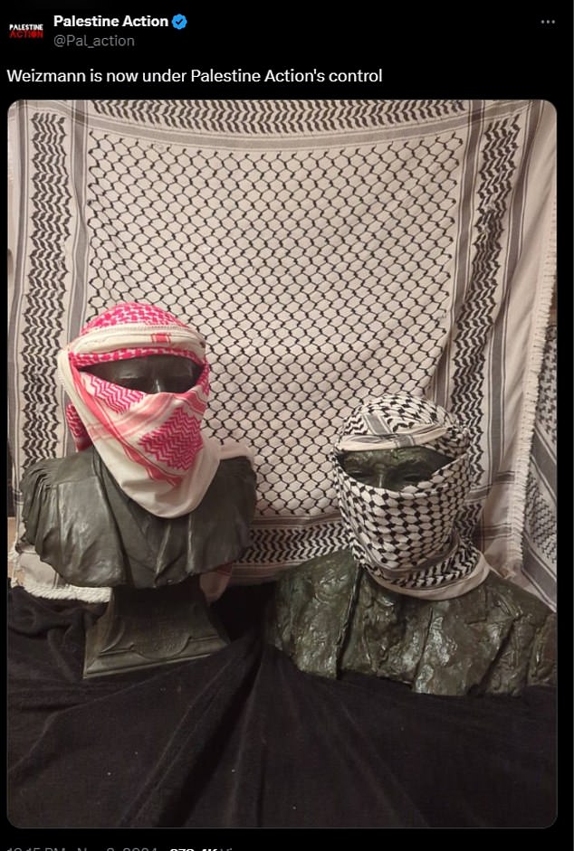 Sehari setelah patung-patung itu 'diculik', kelompok tersebut menunjukkan gambar patung tersebut, yang satu mengenakan keffiyeh merah, yang lainnya mengenakan keffiyeh putih, dan kelompok tersebut mengatakan 'Weizmann sekarang berada di bawah kendali Aksi Palestina'.