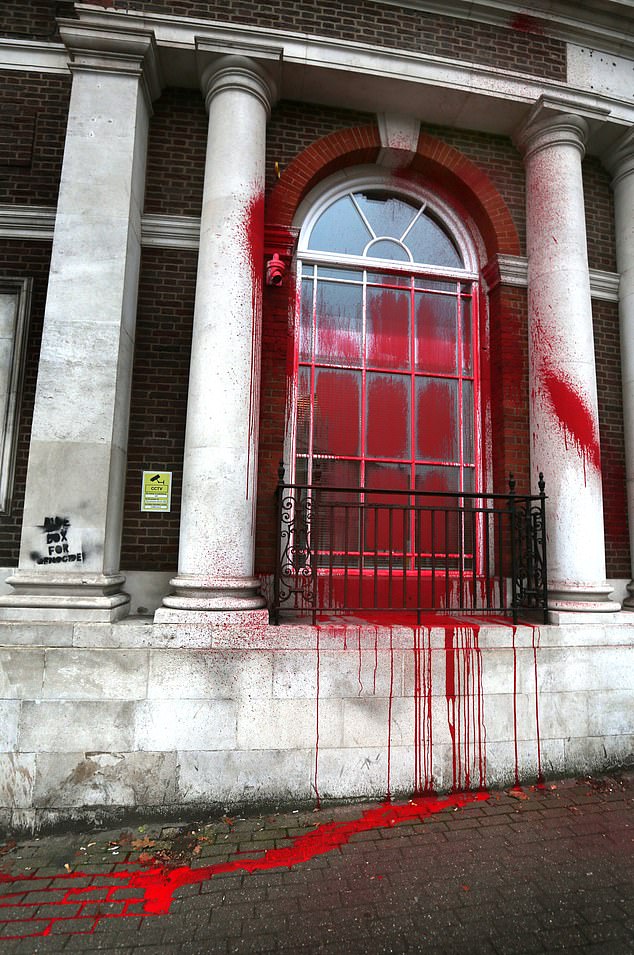 Kantor Dana Nasional Yahudi di Hendon juga dicat merah