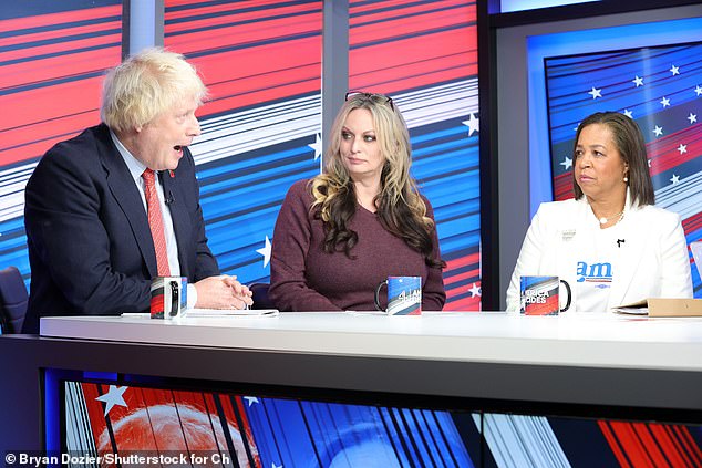 Boris Johnson muncul di acara itu bersama bintang film dewasa Stormy Daniels (tengah) dan penulis Stacey Johnson-Batiste