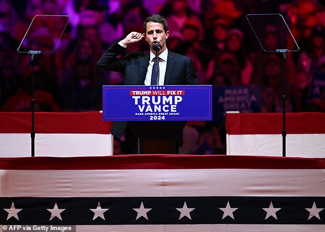 Komedian Tony Hinchcliffe berbicara selama kampanye mantan presiden AS dan calon presiden dari Partai Republik Donald Trump di Madison Square Garden di New York pada 27 Oktober 2024