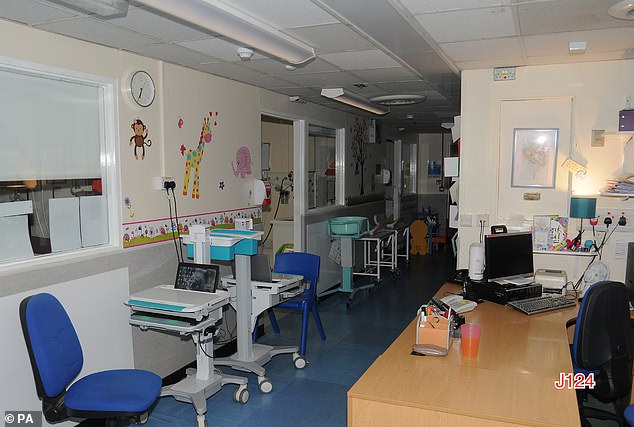 Gambar koridor unit neonatal di Rumah Sakit Countess of Chester (menunjukkan pintu masuk ke ruang bayi 2,3 dan 4)