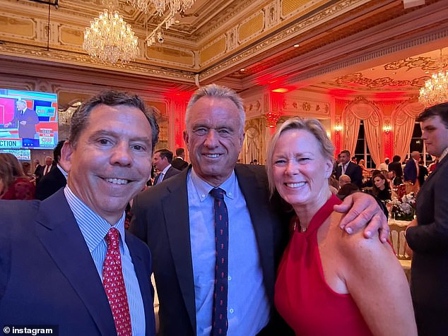 Para peserta acara malam pemilu Trump, termasuk RFK Jr. (tengah), berbagi foto selfie sambil tersenyum ketika hasil yang menjanjikan muncul dari seluruh penjuru negeri.