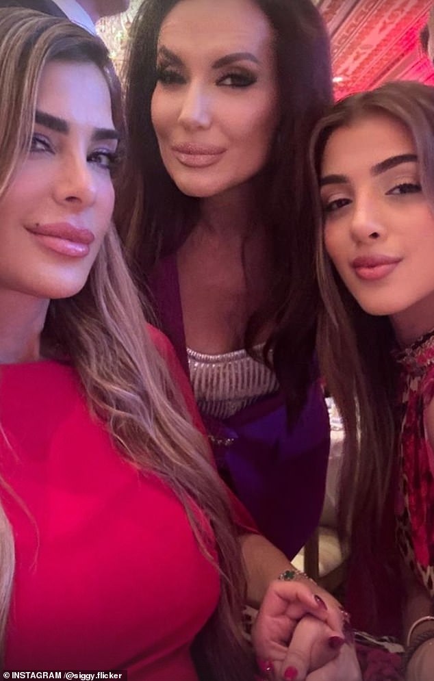 Pendukung Trump dan tokoh TV Israel Siggy Flicker (kiri) berbagi selfie dengan senyum percaya diri tak lama setelah swing state pertama diumumkan untuk Trump