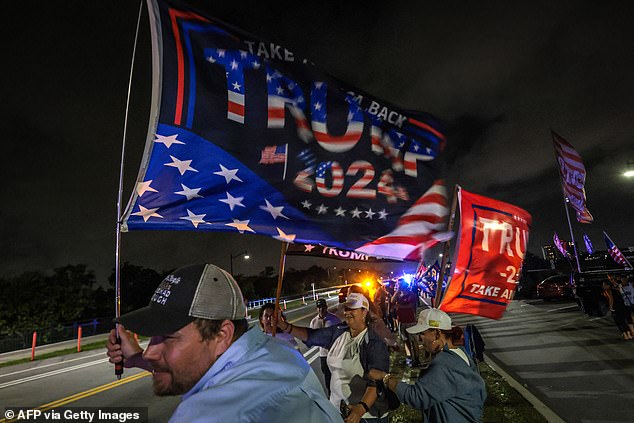 Pendukung mengibarkan bendera dan menyalakan kembang api di luar Mar-a-Lago