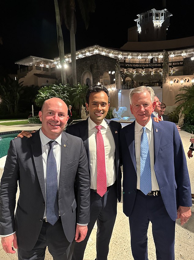 Mantan calon presiden Vivek Ramaswamy (tengah) bersama Senator Alabama Tommy Tuberville (kanan) dan Senator Ohio Mike Lee (kiri)