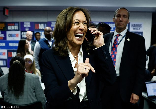 Kamala Harris bereaksi saat berbicara melalui telepon di markas besar Komite Nasional Demokrat (DNC) di Washington