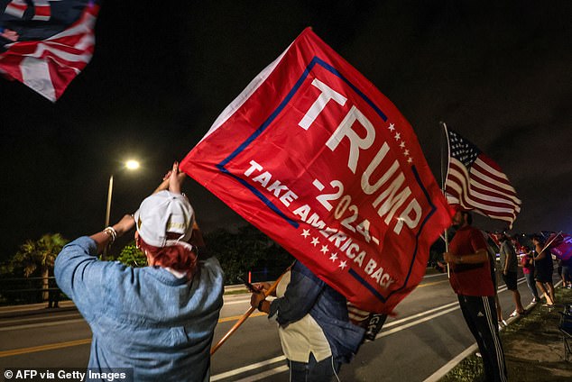 Pendukung mantan presiden AS dan calon presiden dari Partai Republik Donald Trump merayakan di dekat resor Mar-a-Lago di Palm Beach