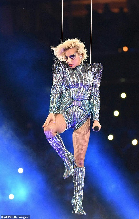 Selama pertunjukan paruh waktu Super Bowl LI pada tahun 2017, Lady Gaga membuat penampilan yang megah: turun dari atap stadion dengan gaya trapeze sambil bernyanyi (gambar stok)