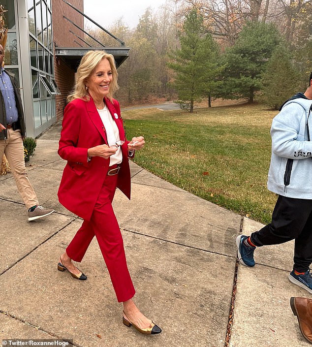 Jill Biden terlihat memberikan suara dengan setelan celana berwarna merah cerah, yang membuat beberapa orang bercanda bertanya-tanya apakah dia telah berubah pikiran dan memilih Donald Trump.