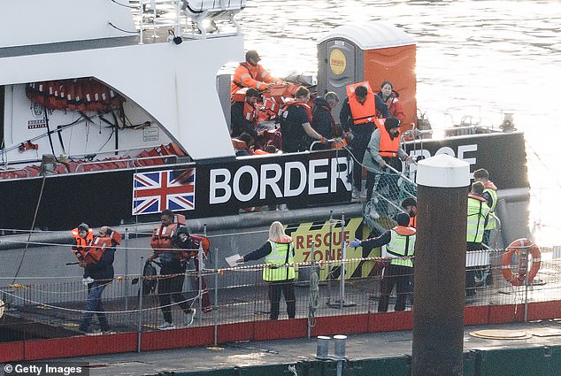 Sebuah kapal Pasukan Perbatasan yang membawa sekitar 100 migran, termasuk beberapa anak-anak, tiba di pelabuhan Dover pada 31 Oktober 2024 di Dover, Inggris