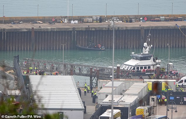 Sekelompok orang yang diyakini migran dibawa ke Dover, Kent, dari kapal Pasukan Perbatasan menyusul insiden dengan perahu kecil di Selat Inggris. Tanggal foto: Selasa, 5 November 2024