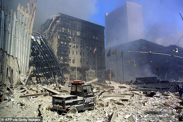 Sebuah skuter polisi tergeletak di reruntuhan di Lower Manhattan pada 11 September 2001 di New York setelah dua pesawat menabrak World Trade Center