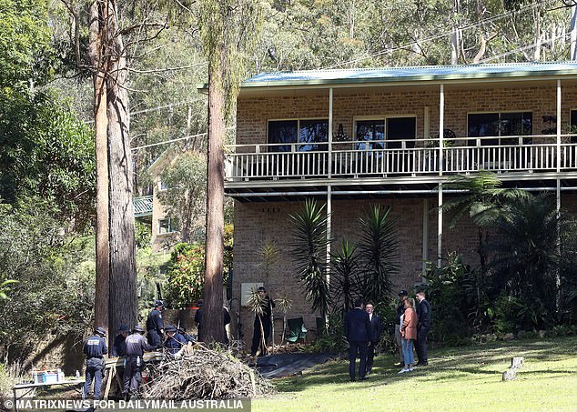 Ibu angkatnya ditanya dalam wawancara dengan Komisi Kejahatan NSW apakah dia menemukan William terbaring di pakis di bawah teras rumah ibunya.