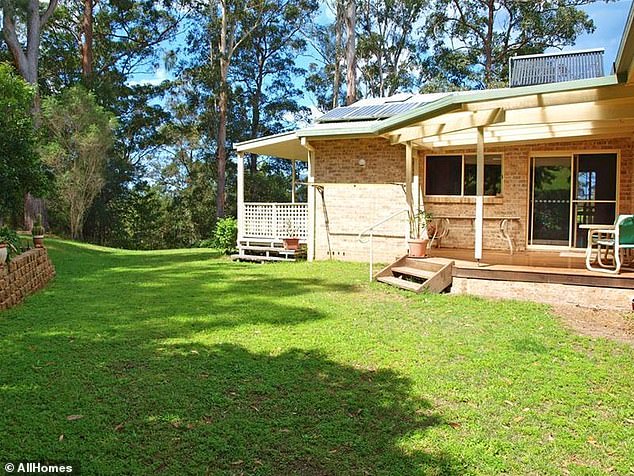 William Tyrrell terakhir kali terlihat bermain di rumah neneknya di Kendall (atas), di pantai utara-tengah NSW, pada tahun 2014 dan tidak lagi terlihat lagi sejak saat itu.