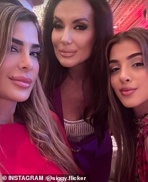 Pendukung Trump dan tokoh TV Israel Siggy Flicker (kiri) berbagi selfie dengan senyum percaya diri tak lama setelah swing state pertama diumumkan untuk Trump