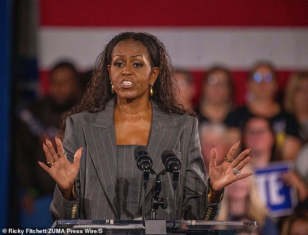 Mantan ibu negara Michelle Obama juga muncul dalam kampanye Harris saat membela terpilihnya presiden wanita pertama Amerika Serikat. Foto: Michelle Obama berkampanye di Norristown, Pennsylvania, pada 2 November, hanya tiga hari sebelum pemilu