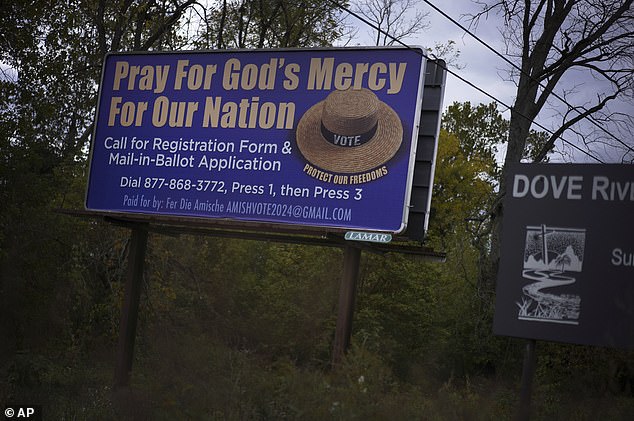 Iklan pemungutan suara yang menargetkan penduduk Amish di Lancaster County muncul pada Selasa, 15 Oktober 2024, di Strasburg, Pennsylvania