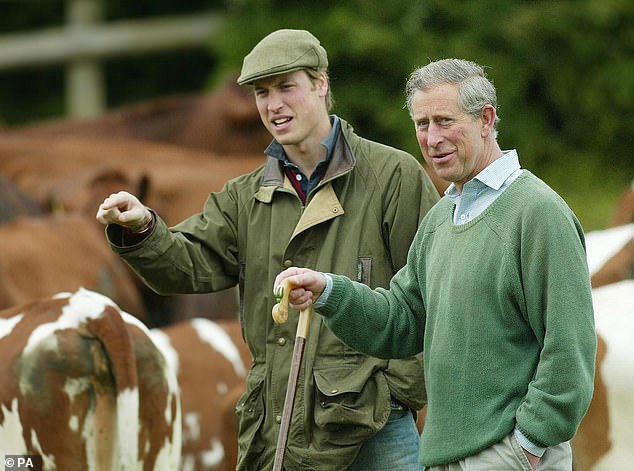 Pangeran William dan Charles mengunjungi Duchy Home Farm di Gloucestershire pada Mei 2004