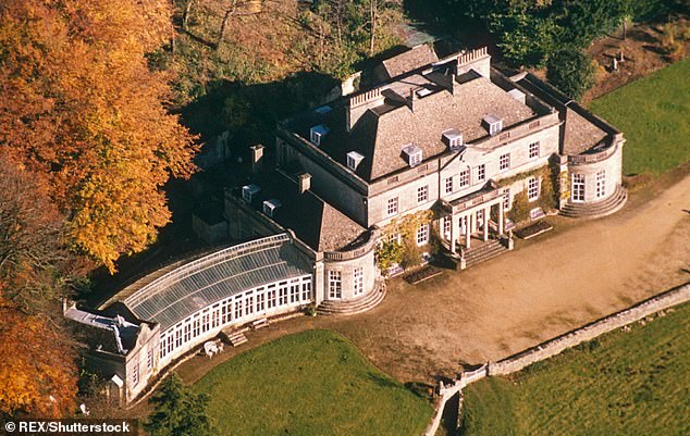 Rumah dan perkebunan abad ke-18 di Gatcombe Park dibeli oleh Ratu Elizabeth II pada tahun 1976