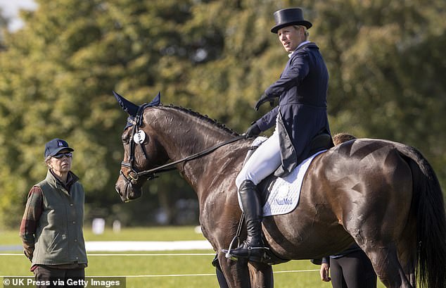 Putri Anne berbicara dengan Zara Tindall setelah berpakaian di Uji Coba Kuda Gatcombe pada tahun 2019