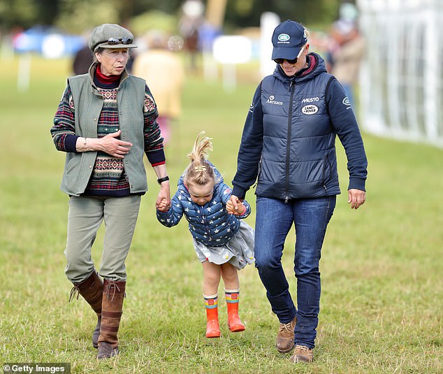 Putri Anne bersama Zara Tindall dan putrinya Mia Tindall di Gatcombe pada bulan September 2017