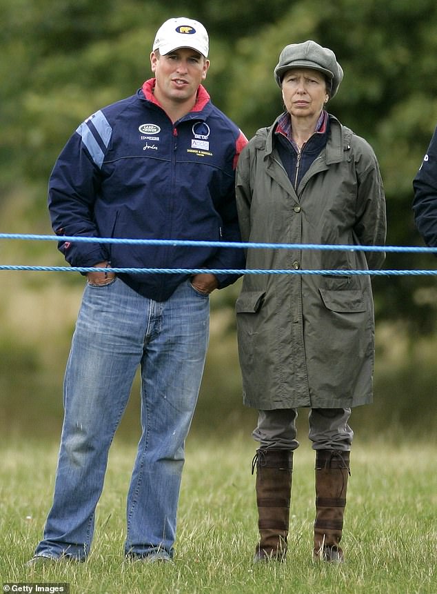 Putri Anne dan putranya Mark Phillips menonton Zara Tindall berkompetisi di Gatcombe pada tahun 2010