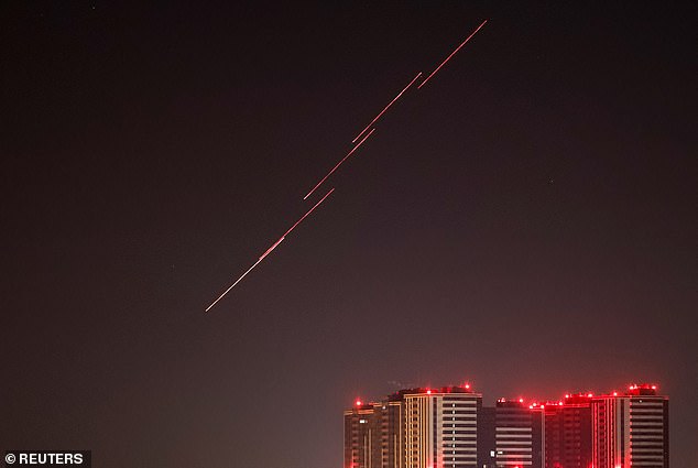 Tuntutan Rusia datang pada saat negara itu menyerang Kiev dengan serangan pesawat tak berawak besar-besaran. Foto: Pelacak terlihat di langit malam saat militer Ukraina menembaki drone selama serangan drone Rusia, di tengah serangan Rusia terhadap Ukraina, di Kiev, Ukraina, hari ini